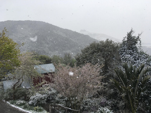 Beautiful spring snow on garden at Retreat accommodation 29/09/20